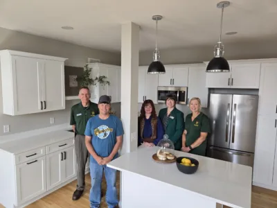 Willkommeen Committee tours Chamber apartments